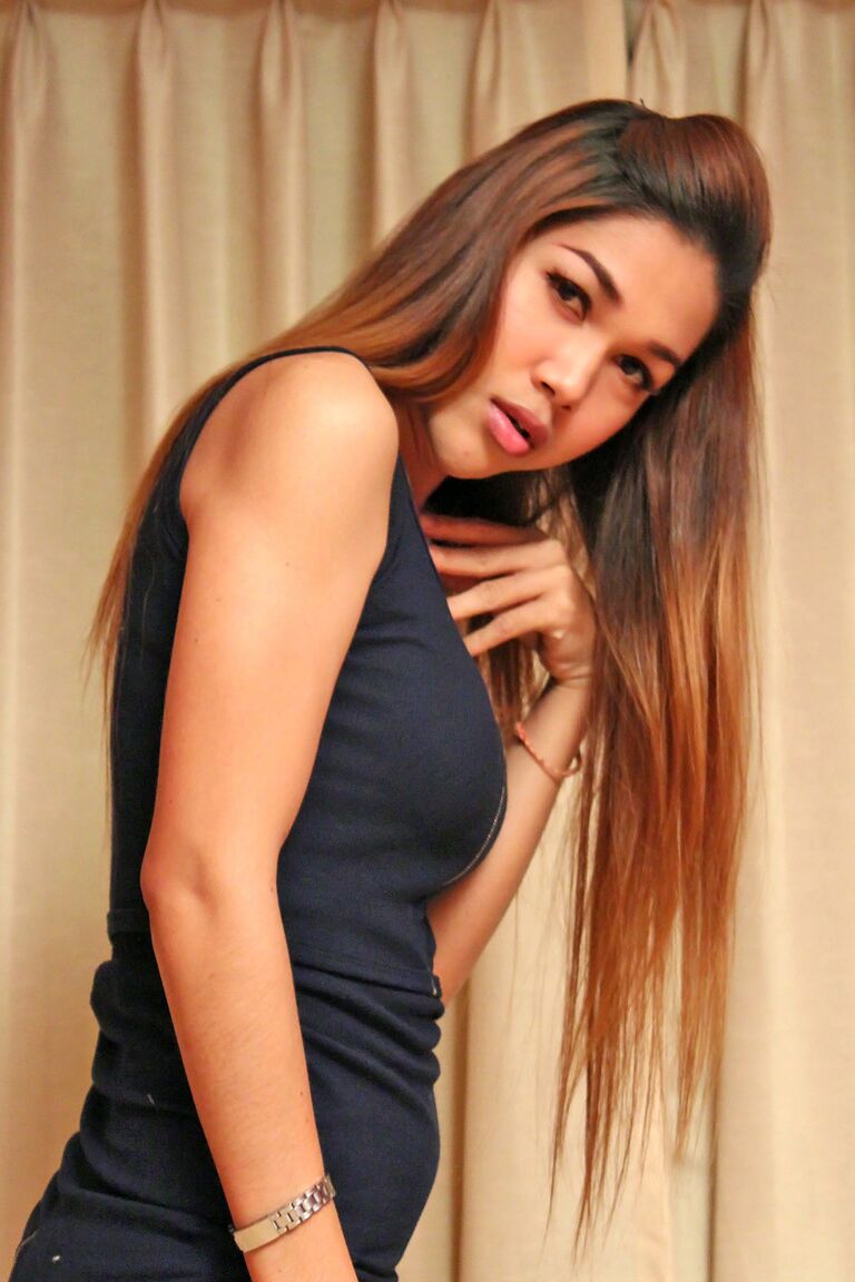 21P A excitante travesti Apples tira o vestido apertado e exibe seu pau grande