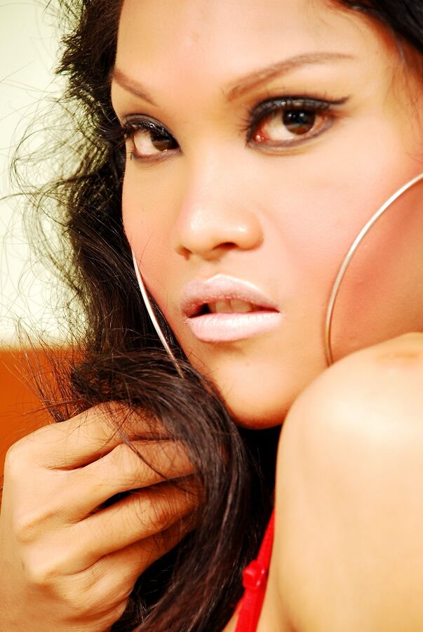 21P Transexual asiática morena Ming provocando en lencería roja