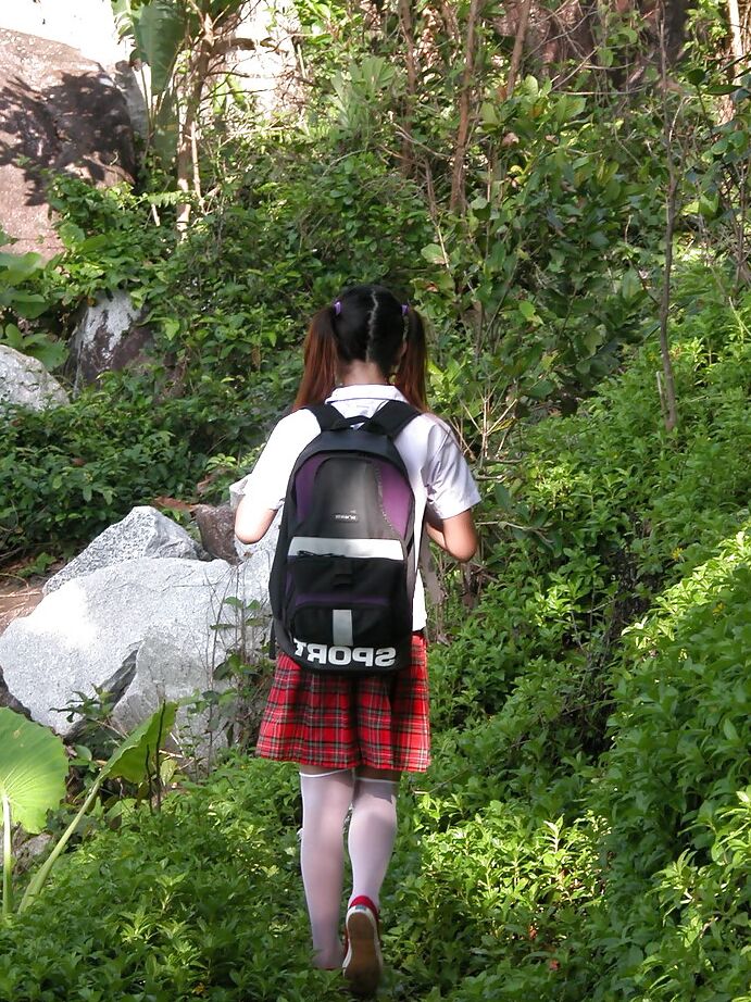 12P Adorável estudante travesti asiática lendo um livro ao ar livre e se espalhando