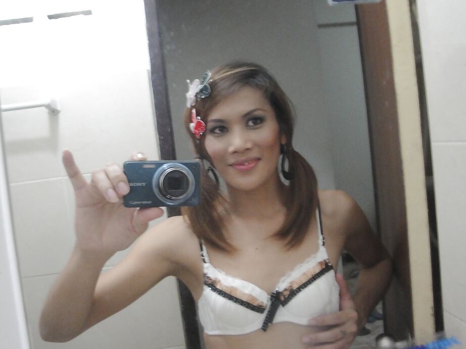 16P La grande transexuelle asiatique Ae se fait défoncer la grosse bite d'un transsexuel en se branlant