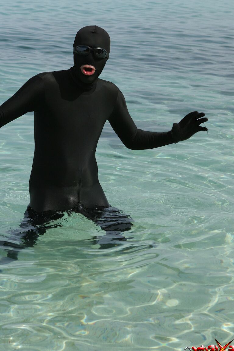 21P Smoking hot shemale babes going topless and posing in the sea water