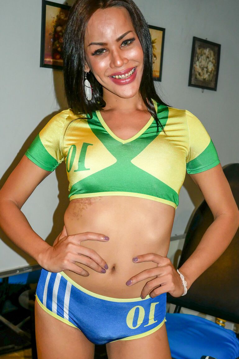 19P T-girl asiática morena muito fofa enfia um brinquedo na bunda antes de ser fodida