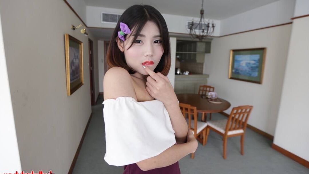 12P Petite tímido Ladyboy de Bangkok mostra um comportamento não tão inocente
