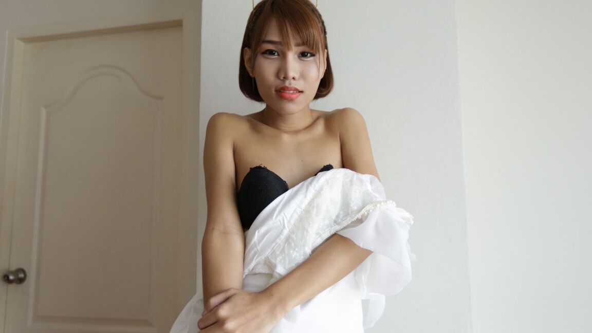 12P 18-jährige geile thailändische Shemale-Striptease mit schwarzem Höschen und hartem Schwanz