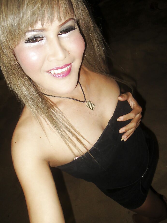 16P Jeab, transsexuelle thaïlandaise blonde, écarte ses longues jambes sexy en public