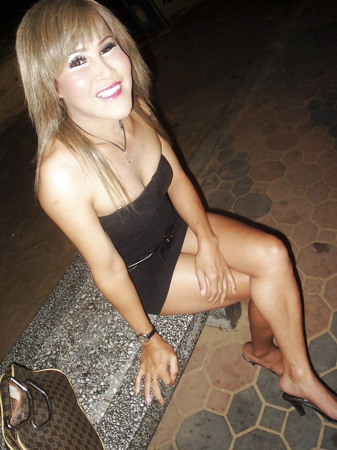 16P Jeab, transsexuelle thaïlandaise blonde, écarte ses longues jambes sexy en public
