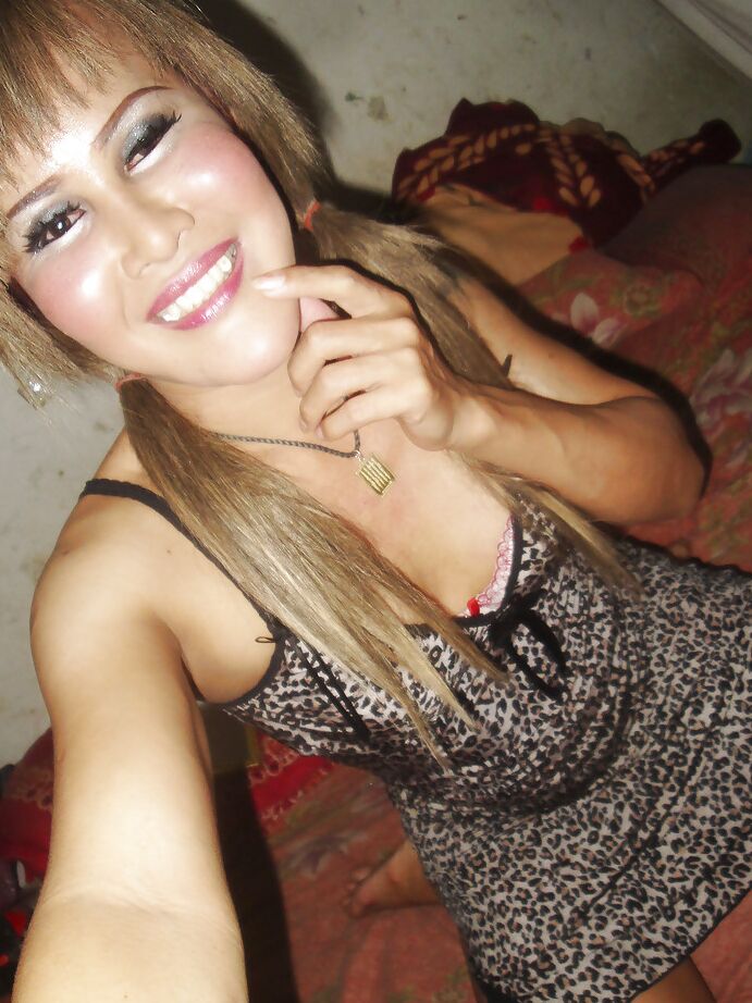 16P Jeab, transsexuelle thaïlandaise blonde, écarte ses longues jambes sexy en public