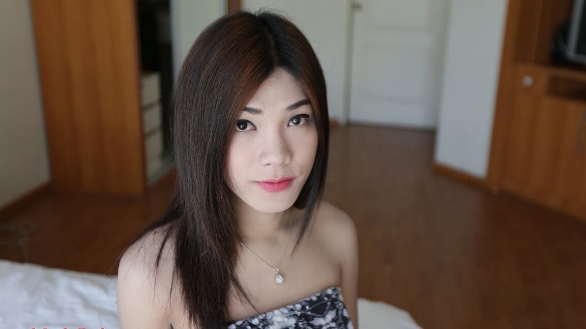 12P 20yo travesti tailandesa faz um strip-tease e é fodida por um galo branco