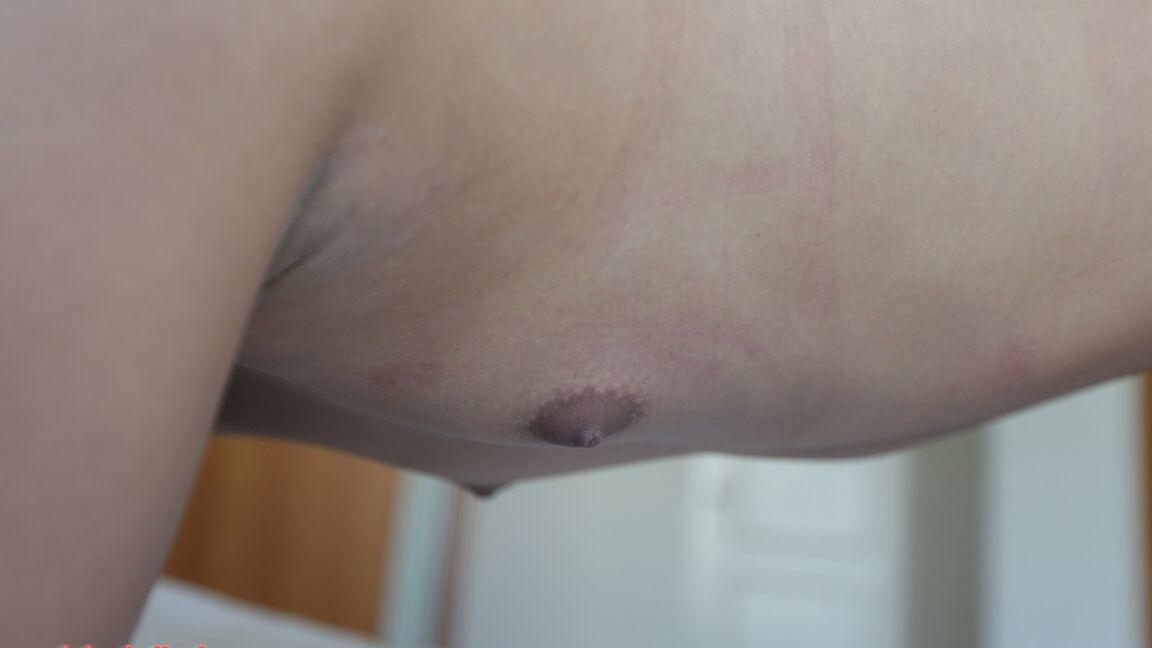 12P 20yo travesti tailandesa faz um strip-tease e é fodida por um galo branco
