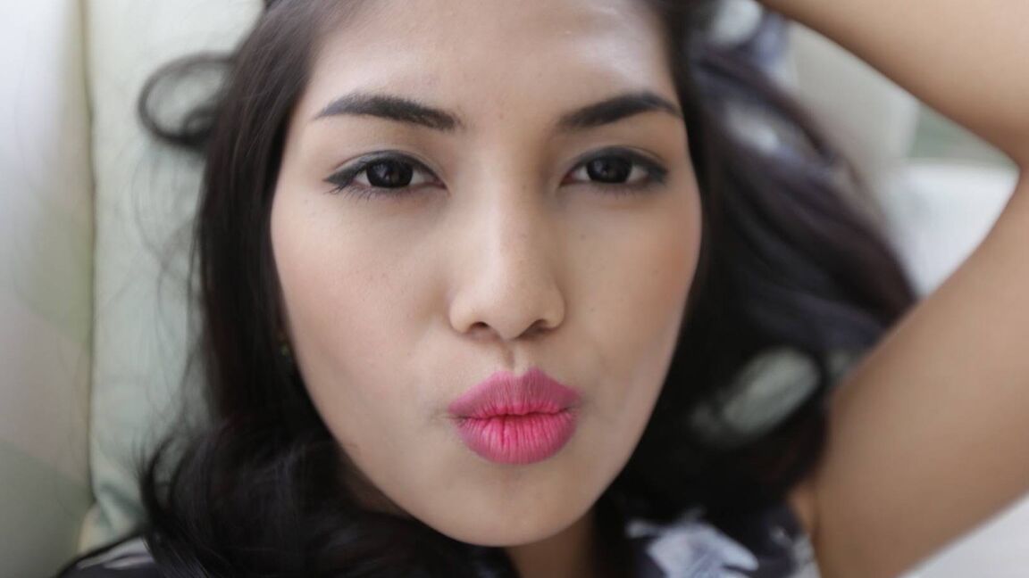 12P Ladyboy tailandês de 20 anos fazendo sexo oral e tomando banho com turista