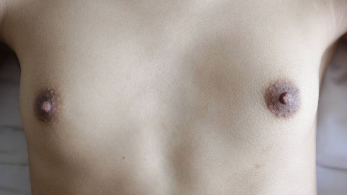 12P Ladyboy tailandês de 20 anos fazendo sexo oral e tomando banho com turista