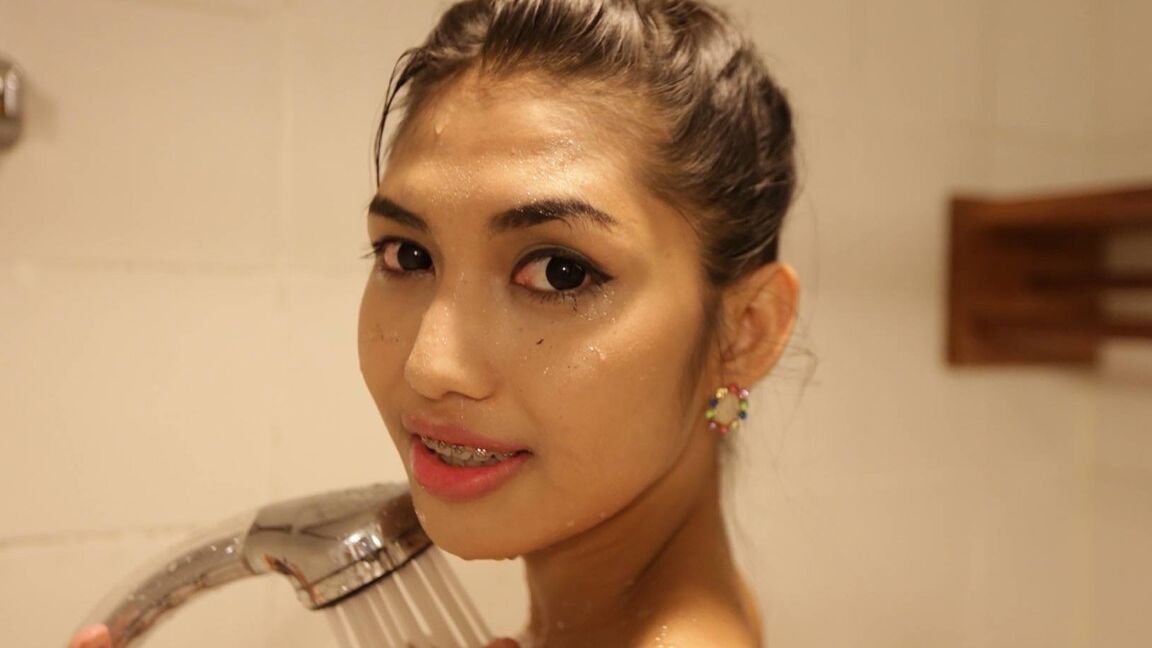 12P Ladyboy tailandês de 20 anos fazendo sexo oral e tomando banho com turista