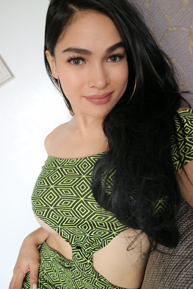 15P Maravilhosa travesti TS Filipina revela seus peitos sensuais