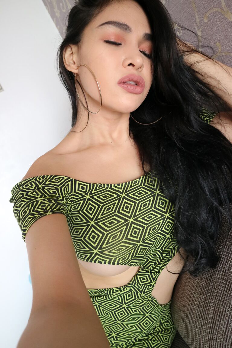 15P Maravilhosa travesti TS Filipina revela seus peitos sensuais