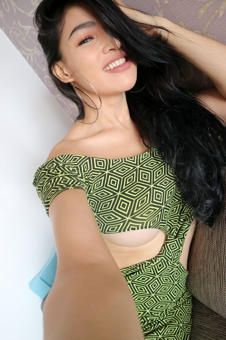15P Maravilhosa travesti TS Filipina revela seus peitos sensuais