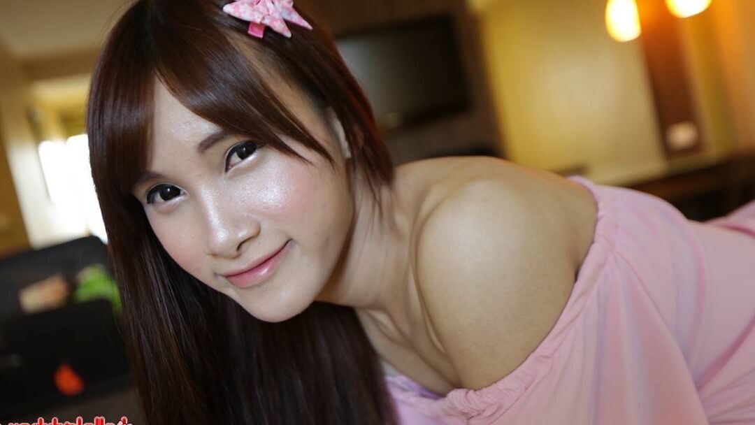 12P Petite Thai Ladyboy com pau grande adora pênis estrangeiro