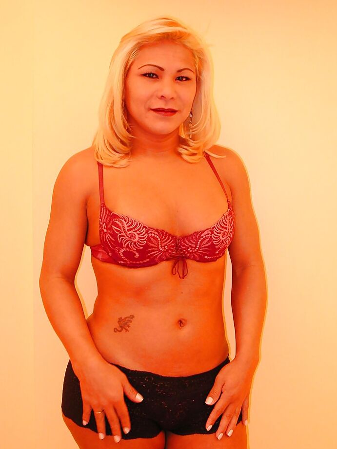 16P Mollige asiatische Transe Shirley nimmt Schwanz in ihren Arsch im Doggystyle