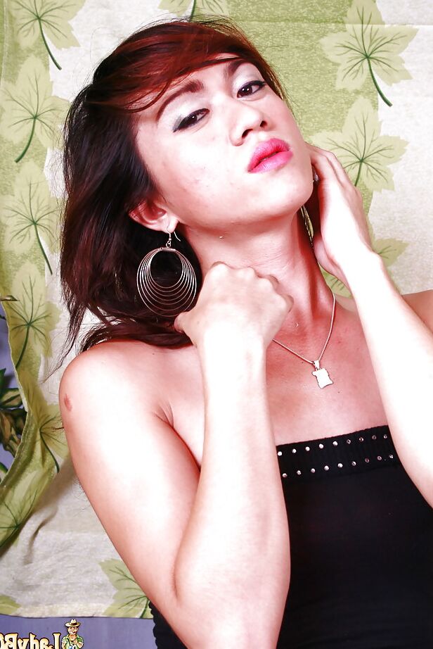 16P Transexual asiática solitaria Tracy mostrando sus pequeñas tetas mientras se masturba una polla gorda