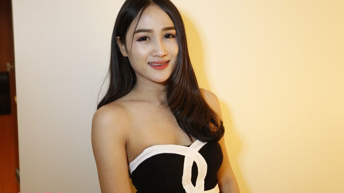 12P Ladyboy tailandesa de 22 años folla y chupa una polla blanca