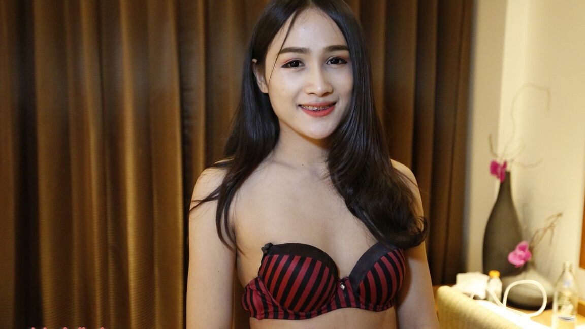 12P Ladyboy tailandesa de 22 años folla y chupa una polla blanca