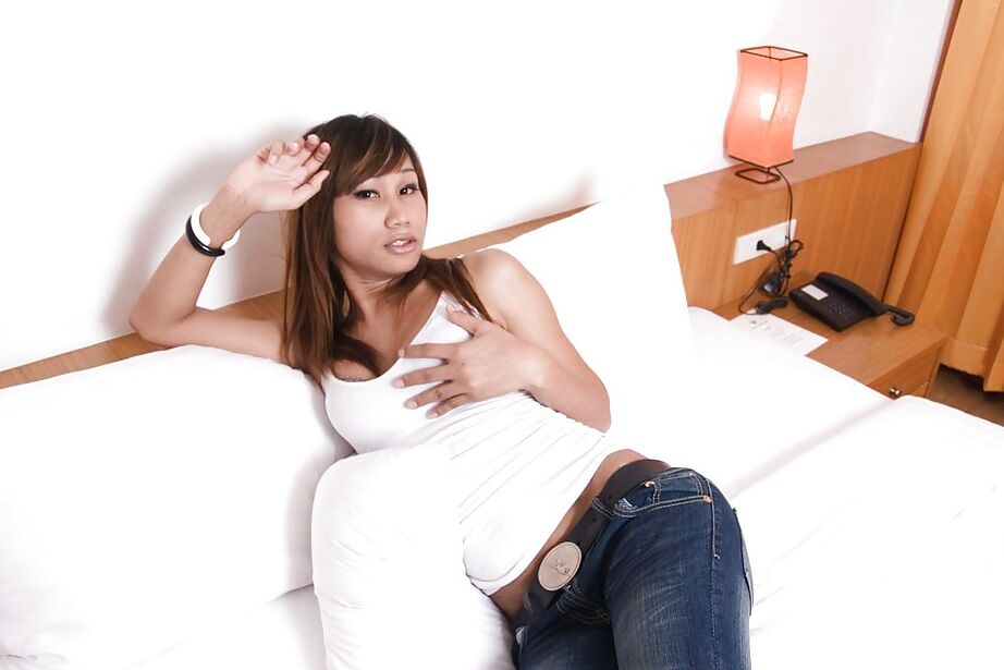 16P Transexual tailandesa morena desagradable Pon divirtiéndose mucho con su gran consolador