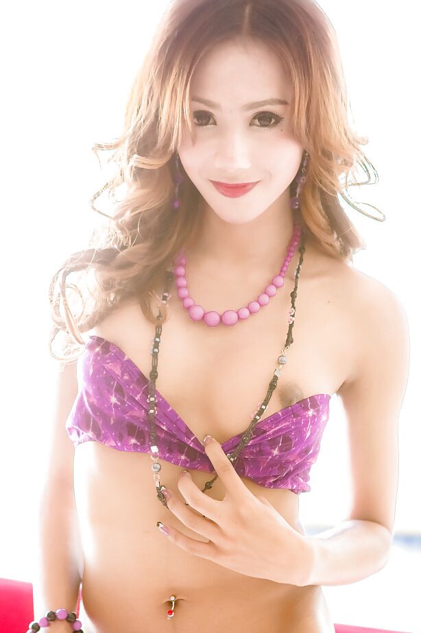 16P Hot travesti tailandesa Arin remove sutiã e calcinha para revelar o pau grande