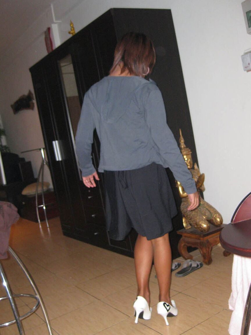 17P Ladyboy modesta juega con una polla y le hace una mamada a un camarógrafo blanco