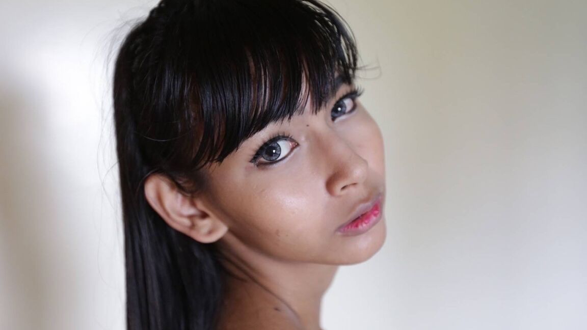 12P 18yo Thai ladyboy getting ready for her date to suck a tourist's cock