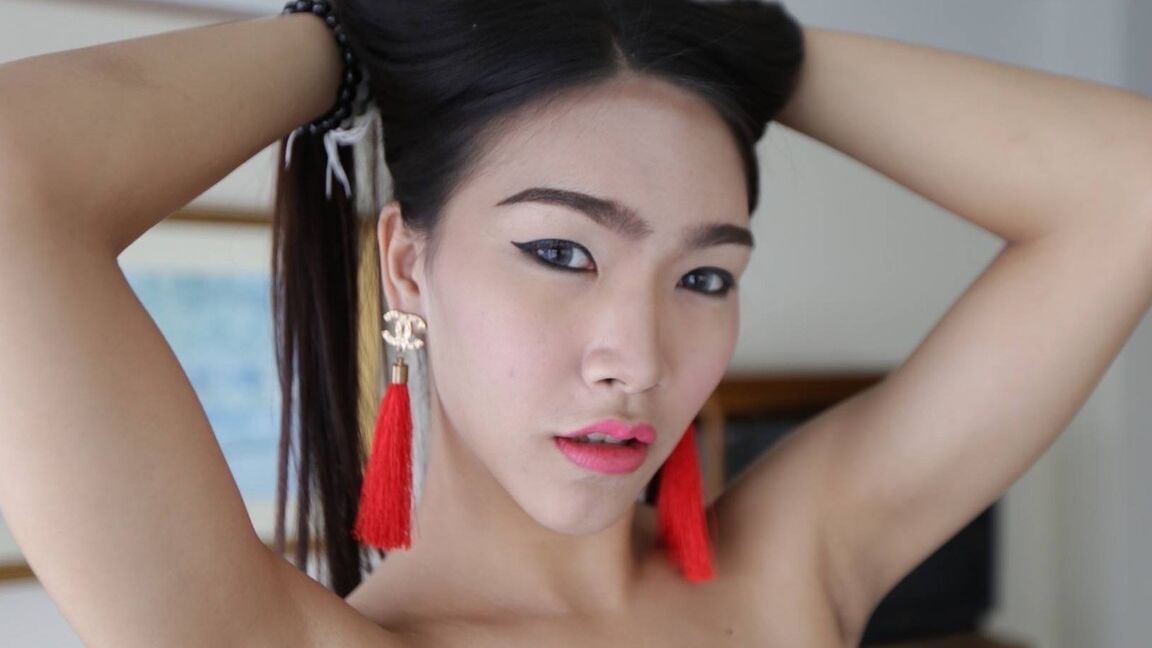12P 巨根の 21 歳の巨乳タイ人ニューハーフが顔射される