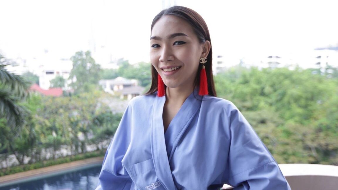 12P 巨根の 21 歳の巨乳タイ人ニューハーフが顔射される