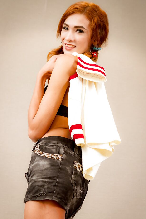 16P Ladyboy Giftza, rousse et mignonne, retire sa culotte blanche et se branle