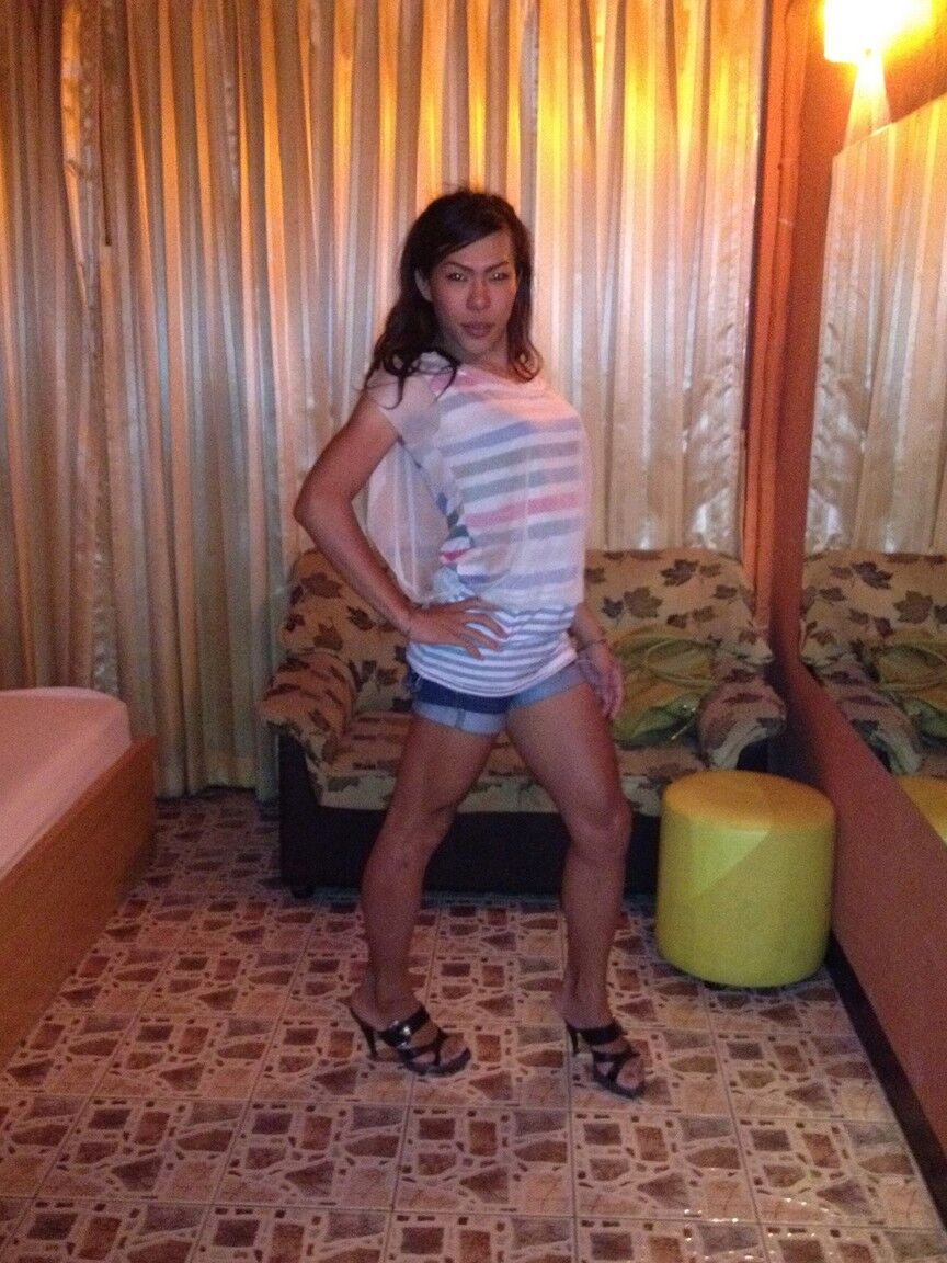 17P La pute transexuelle asiatique expérimentée dont Toffi a besoin permet à son client de lui baiser le cul plus fort