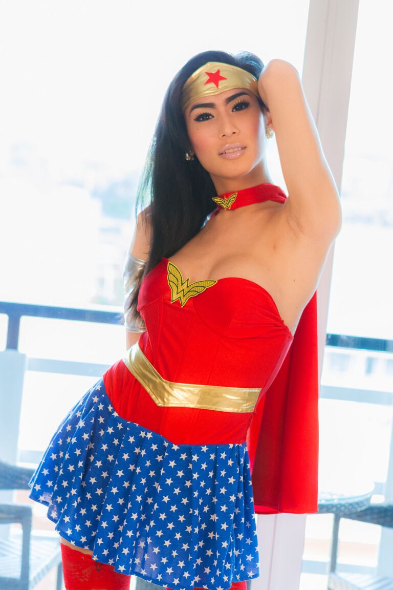 21P Cosplay shemale Gor enjoys masturbating with a dildo in her ass