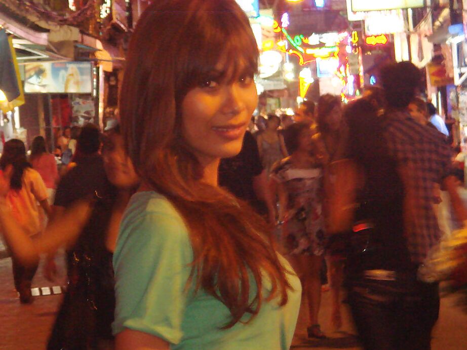 16P Linda travesti asiática Candids posando ao ar livre com roupas de sacanagem
