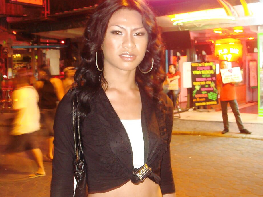 16P Linda travesti asiática Candids posando ao ar livre com roupas de sacanagem