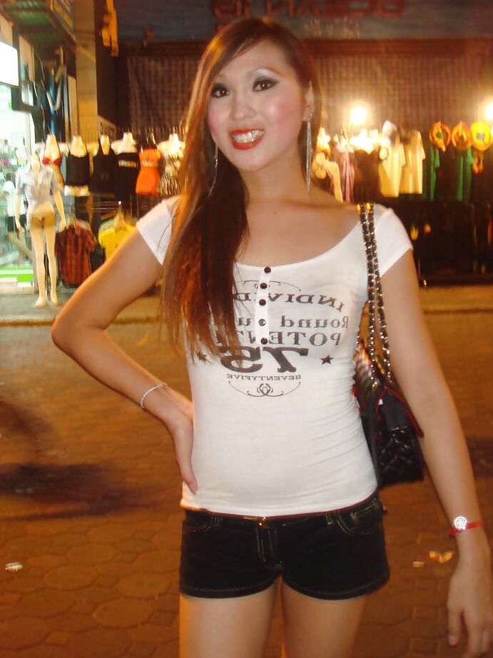 16P Linda travesti asiática Candids posando ao ar livre com roupas de sacanagem