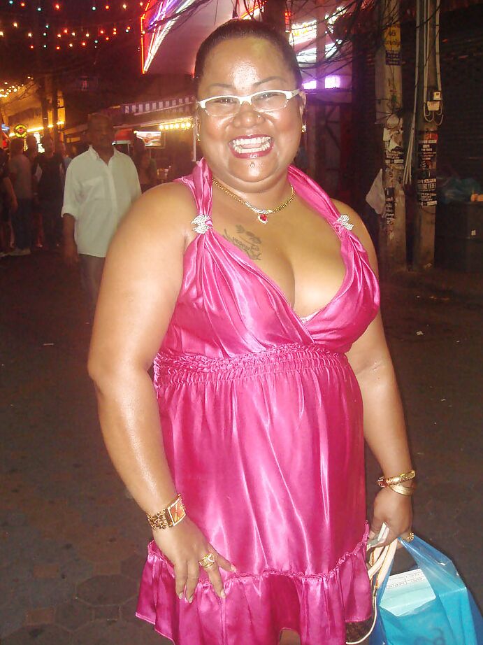 16P Linda travesti asiática Candids posando ao ar livre com roupas de sacanagem