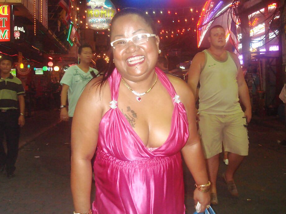 16P Linda travesti asiática Candids posando ao ar livre com roupas de sacanagem