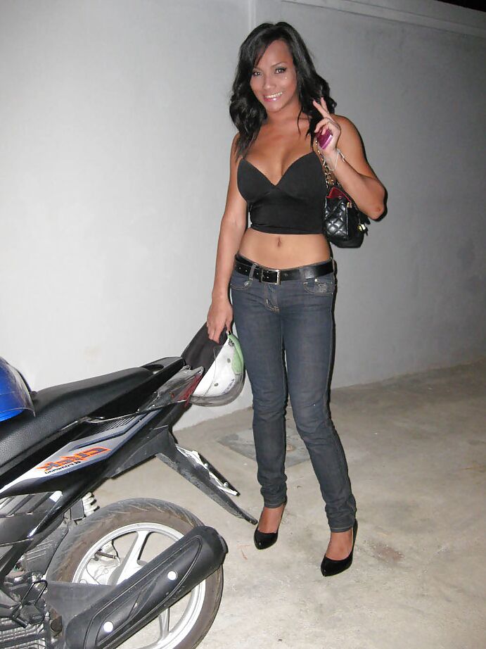 16P Linda travesti asiática Candids posando ao ar livre com roupas de sacanagem