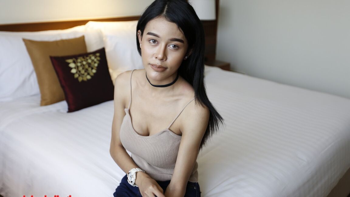 12P Transexual tailandesa tetona de 20 años recibe un facial después de chupar su gran polla blanca