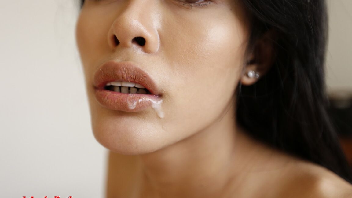 12P Transexual tailandesa tetona de 20 años recibe un facial después de chupar su gran polla blanca