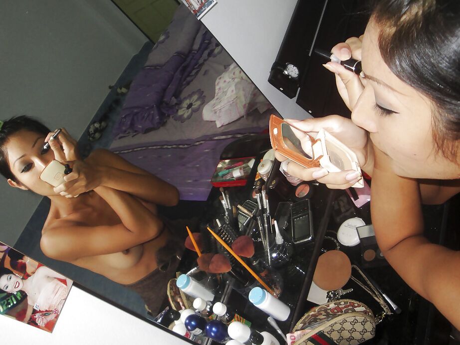 16P Cute big tit Thai ladyboy Nut pagando com seu pau pendurado e se espalhando