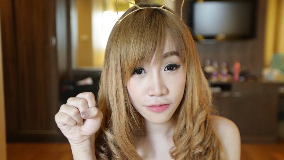 12P Ladyboy tailandesa de 20 años chupa y folla la polla de un turista