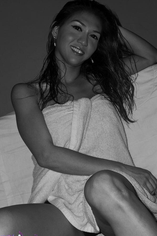 12P Belle TS Sapphire Young en photos sensuelles en noir et blanc