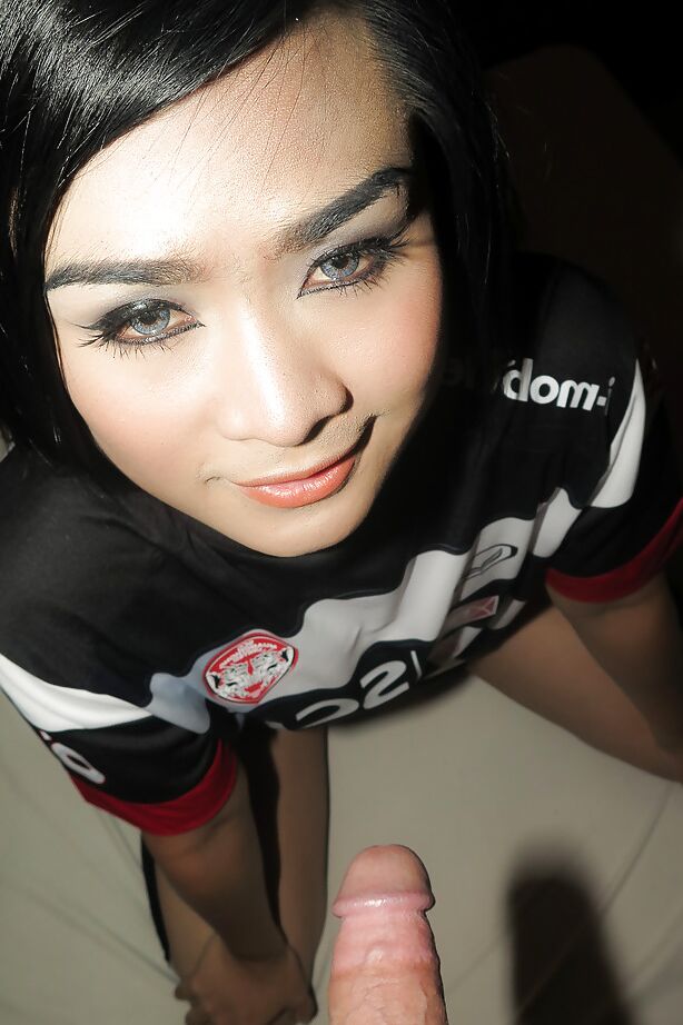 16P Lindo jovem ladyboy Aum 2 pega um pau sem sela em um idiota adolescente