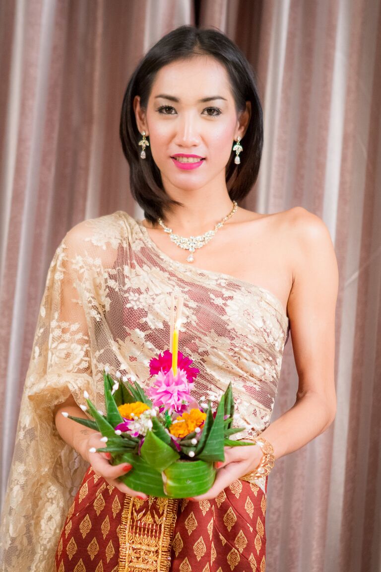 21P背の高い薄いアジア人ニューハーフがお尻のプラグを詰め込む伝統的な衣装を脱ぎます
