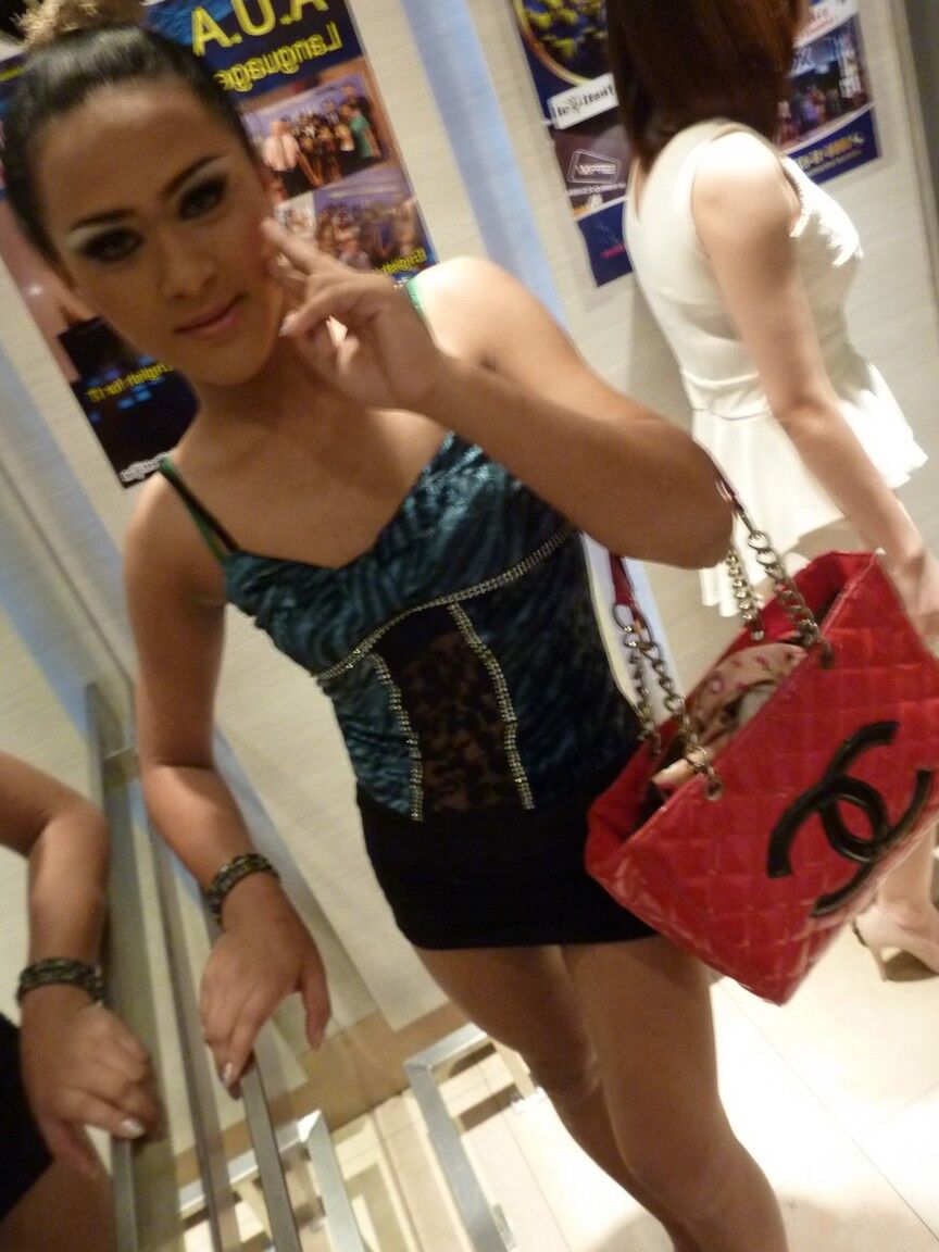 17P Süßer brünetter Ladyboy New zeigt ihren Arsch und Schwanz in einer öffentlichen Toilette