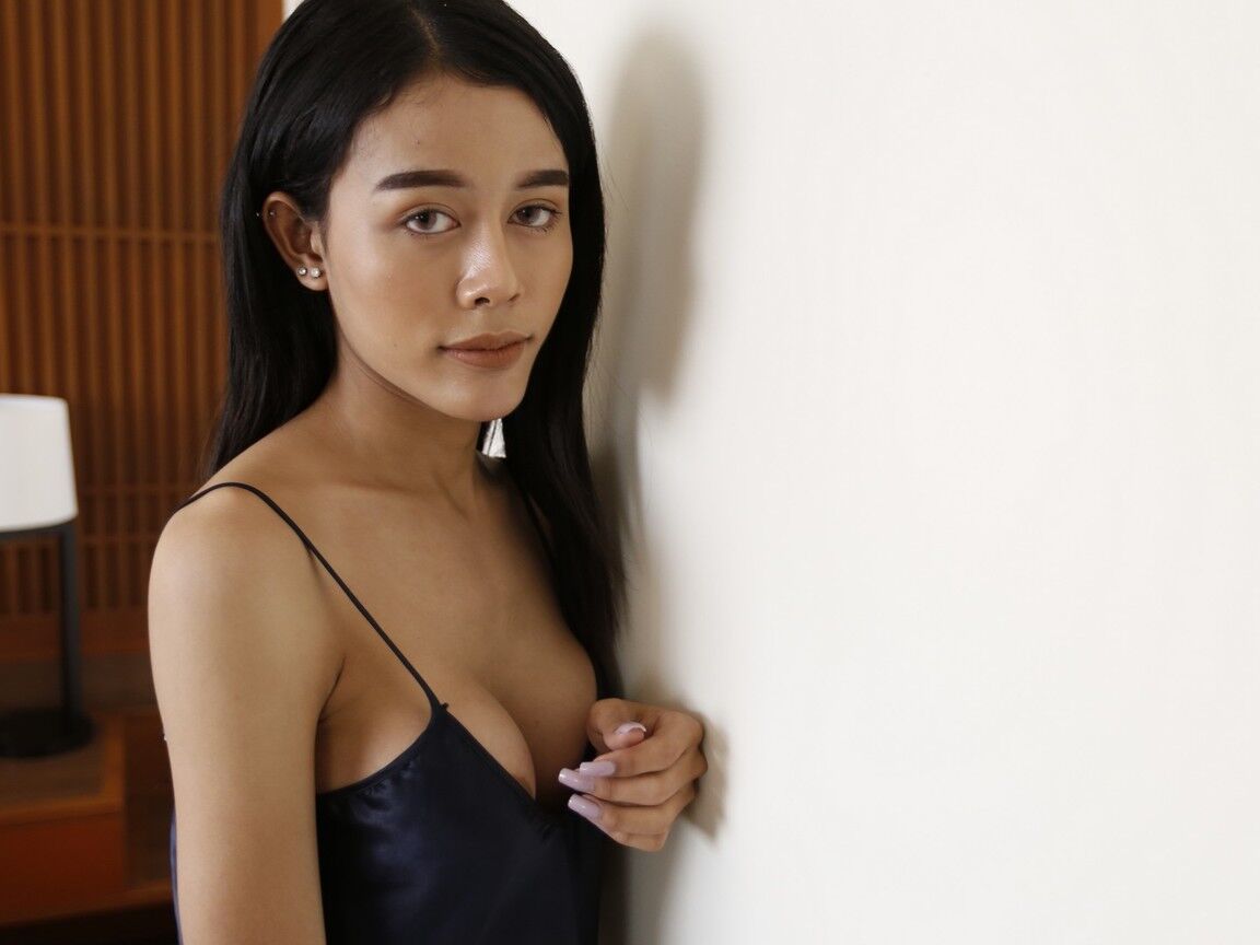 12P Ladyboy thaïlandaise aux gros seins de 20 ans est tellement excitée par la bite qu'elle se branle elle-même