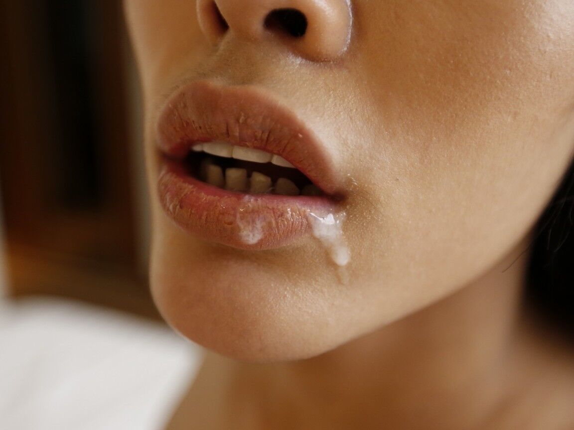 12P Ladyboy thaïlandaise aux gros seins de 20 ans est tellement excitée par la bite qu'elle se branle elle-même
