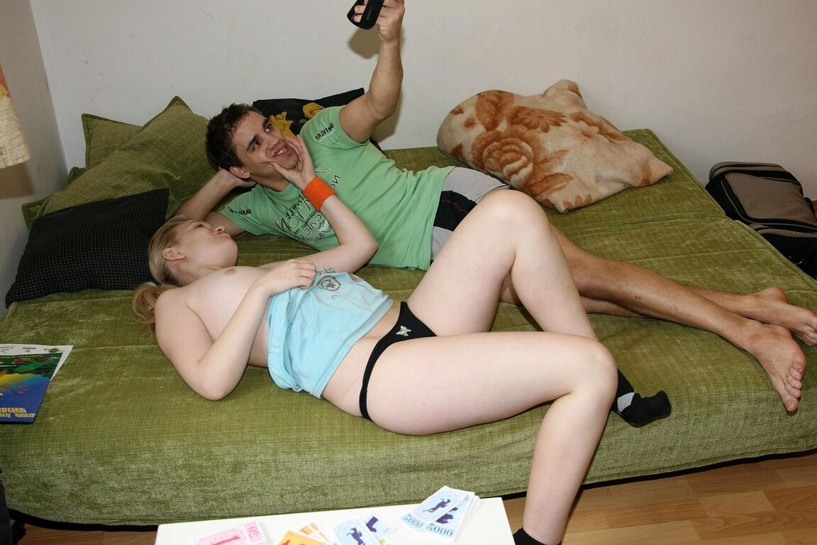 16P Pareja joven cachonda se graba teniendo sexo sin casarse en una cama